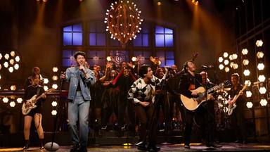 The Jonas Brothers durante su actuación en vivo en 'Saturday Night Live' para presentar dos de sus temas