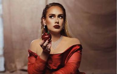 Adele y sus 'looks' más atrevidos a lo largo de su carrera: todo un icono de la moda sobre el escenario