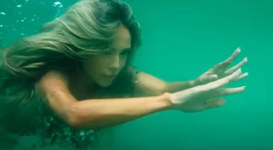 Ana Mena bucea como una sirena en el videoclip de 'Aquamarina', su nuevo temazo pop al lado de Guè