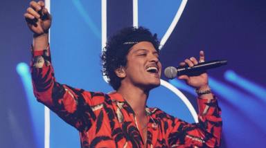 Bruno Mars tira de un clásico romántico para su nuevo lanzamiento con Silk Sonic: así suena "Love's Train"