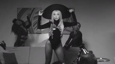 Ava Max, protagonista del nuevo videoclip en blanco y negro de su temazo "The Motto" junto a Tiësto