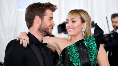 Miley Cyrus le lanza un dardo a Liam Hemsworth en uno de sus conciertos durante una pedida de mano
