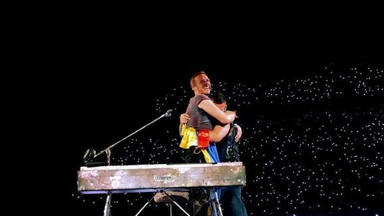 Chris Martin abraza a Manuel Turizo en el concierto de Coldplay en Bogotá