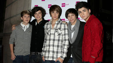 Niall Horan, Liam Payne, Harry Styles, Louis Tomlinson y Zayn Malik en un vídeo como One Direction en Factor X