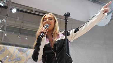 Ana Mena actuando en un evento en Madrid