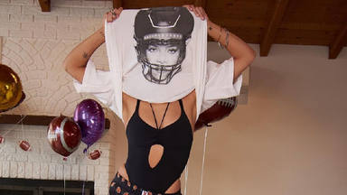 Rihanna tiene sobre la mesa para aprobar su documental y, mientras, lanza una camiseta para la Super Bowl