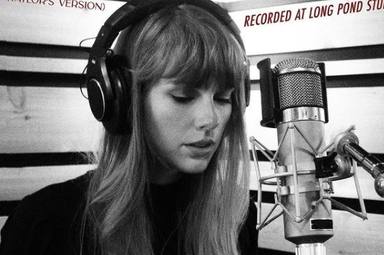Llega la Navidad a MegaStarFM: así ha regrabado Taylor Swift su icónico 'Christmas tree farm'