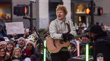Ed Sheeran sorprende a sus seguidores sirviendo perritos calientes. ¿están insultando a los clientes?