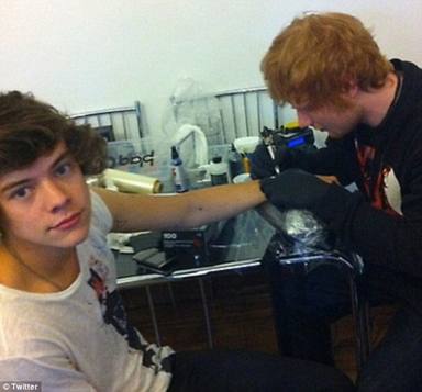 Ed Sheeran haciendo un tatuaje a Harry Styles hace 15 años