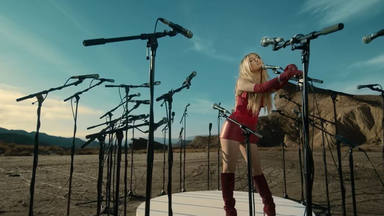 Ana Mena en una imagen del videoclip de 'Un clásico', un temazo con el que se aleja de lo electrónico