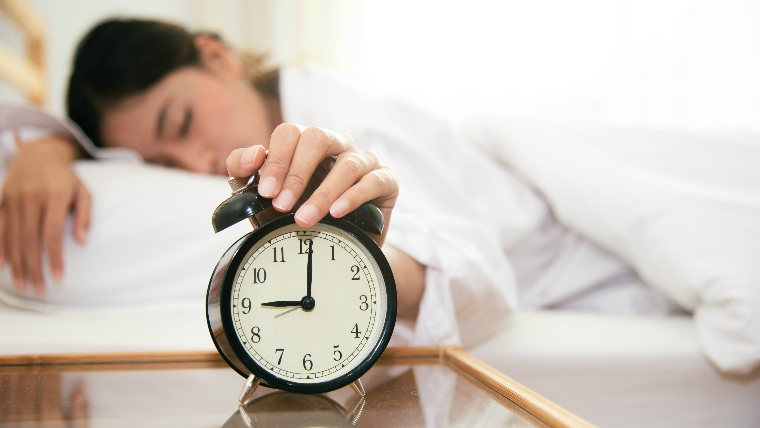 El truco para despertarte rápido y no tener que posponer la alarma