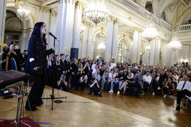 Lali cantante ante los diputados de la Legislatura de Buenos Aires