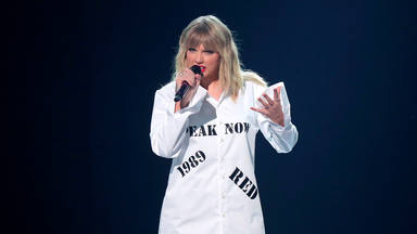 ctv-f72-taylor-swift-performs-onstage-during-the-2019-american-news-photo-1574652592