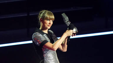Taylor Swift con uno de sus cuatro premios en los MTV EMA's en la noche del descalabro de Rosalía