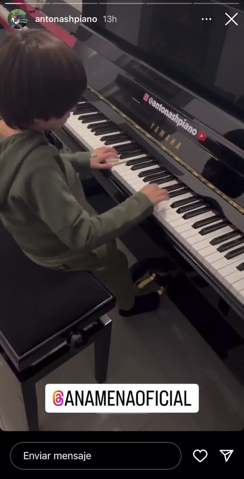 Antonash Piano tocando Un clásico a piano