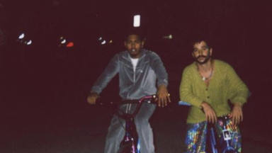 Camilo y Mike Towers se dan un paseo en bicicleta en el videoclip de 'Bebiendo sola'
