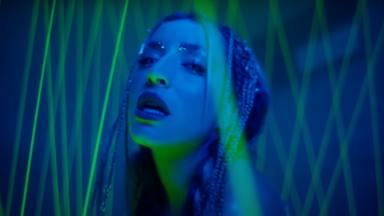 Lola Índigo da rienda suelta a su 'AN1MAL' interior en un videoclip con un toque futurista