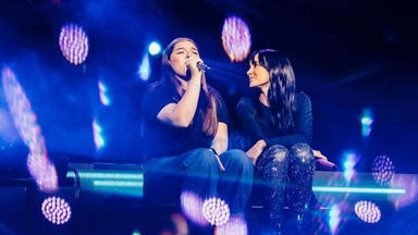 Aitana junto a Karla, la joven fan que ha cantado a su lado en el primero de sus conciertos en México