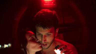 Sebastián Yatra junto a Milena Smit en una imagen del videoclip de 'Una noche sin pensar'