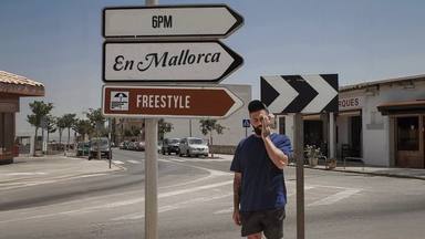 Eladio Carrión en una imagen del videoclip de su último temazo '6PM en Mallorca'