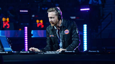 David Guetta actuando en el 'Madison Square Garden' de Nueva York en 2021 durante un partido de la NBA