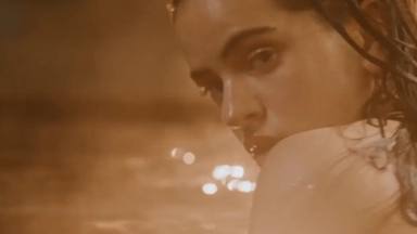 Rosalía en una imagen del videoclip de 'Tuya'