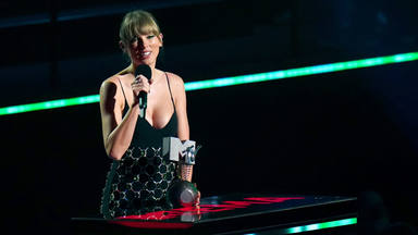 Taylor Swift en el escenario de los MTV Europe Music Awards de 2022 en Düsseldorf (Alemania)