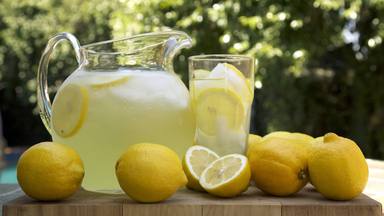 Los verdaderos beneficios de beber agua de limón en ayunas: ¿verdad o mito?