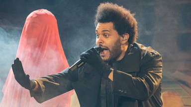 Así reacciona The Weeknd a lo que hace una fan en concierto tras dejarle el micrófono